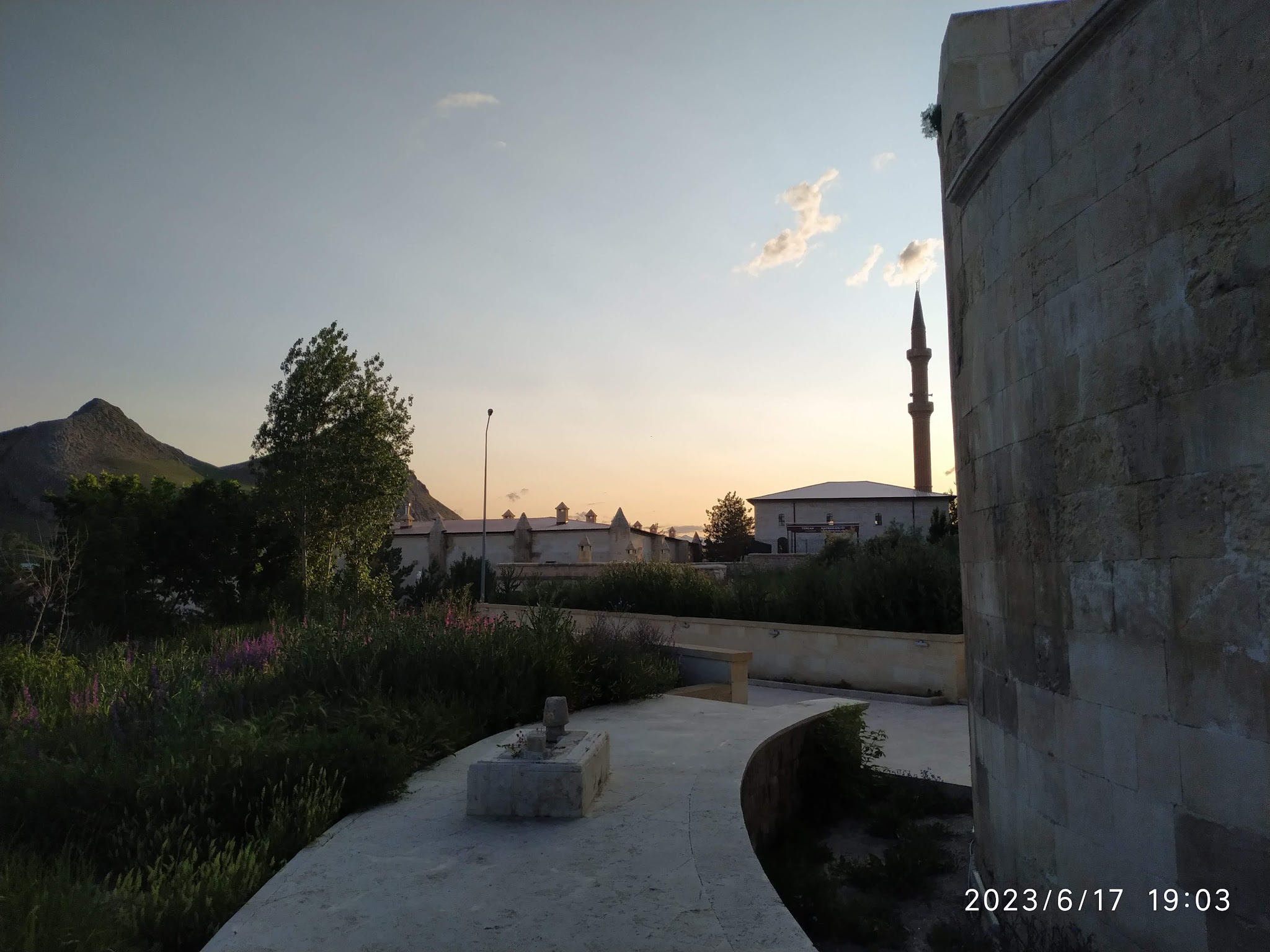 Mamahatun Türbesi